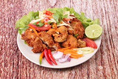 Rulo yeşil mango baharatlı kızarmış tavuk salatası .