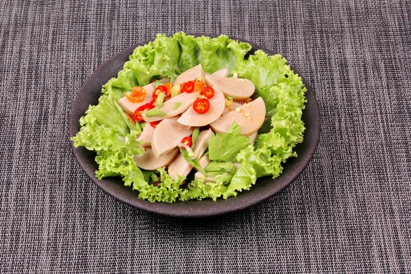 Spicy mixed vegetable salad with sliced Thai white pork sausage — Stock Photo, Image