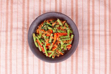 Kıyılmış domuz eti ile baharatlı kızarmış börülce Pad Ped Tua ara.