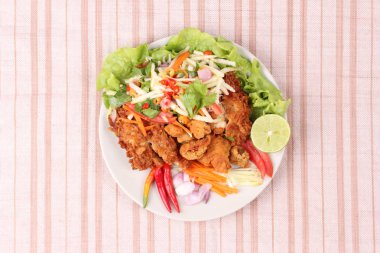 Rulo yeşil mango baharatlı kızarmış tavuk salatası .