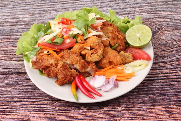 Rulo yeşil mango baharatlı kızarmış tavuk salatası .