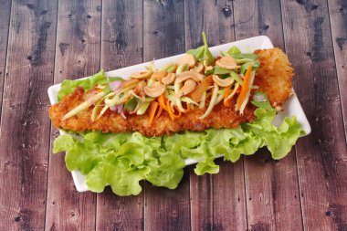 Baharatlı Dolly'nin balık salatası rulo yeşil mango ile kızartılmış.