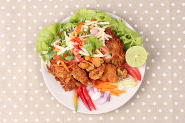 Rulo yeşil mango baharatlı kızarmış tavuk salatası .