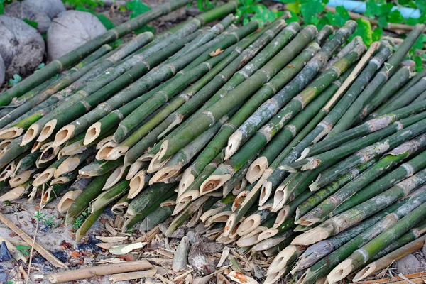 Cañas de bambú de productividad cortadas en trozos para afinar el extremo afilado  . — Foto de Stock