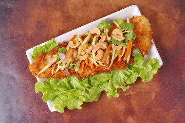 Baharatlı Dolly'nin balık salatası rulo yeşil mango ile kızartılmış.