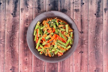 Kıyılmış domuz eti ile baharatlı kızarmış börülce Pad Ped Tua ara.