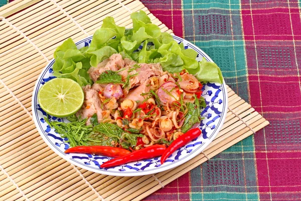 Ensalada de hierbas mixtas picantes y agrias con atún servido  . — Foto de Stock