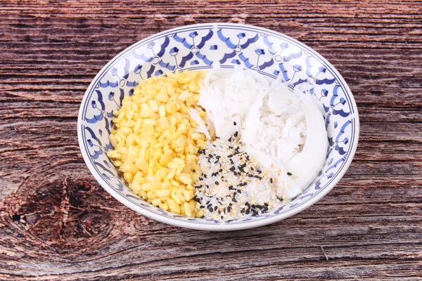 Streamed mung frijol rematado rollo de coco con sésamo en azúcar  . — Foto de Stock