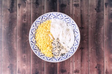 Akış mung fasulye rulo Hindistan cevizi susam şeker ile tepesinde .