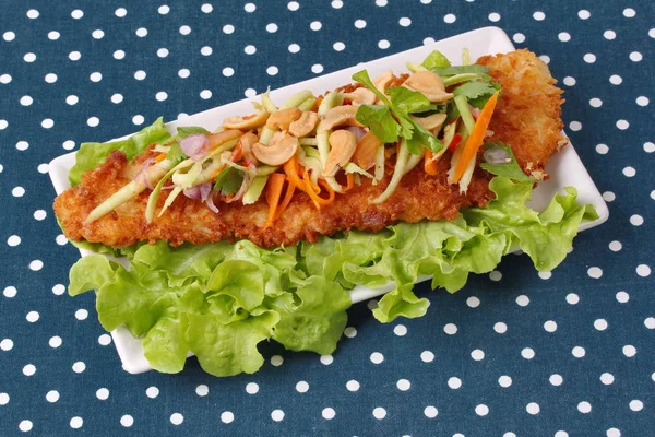 Baharatlı Dolly'nin balık salatası rulo yeşil mango ile kızartılmış.