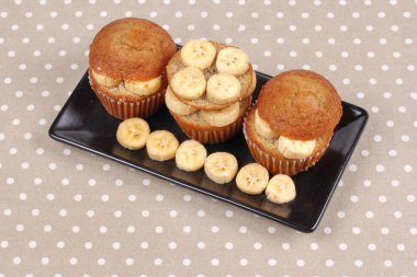 Ev yapımı muz pasta dilimlenmiş muz tepesinde.