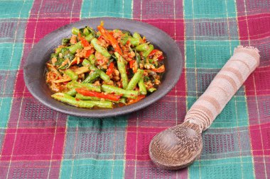 Kıyılmış domuz eti ile baharatlı kızarmış börülce Pad Ped Tua ara.