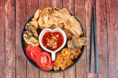 Derin yağda kızartılmış tatlı mısır, taro, nian gao ve muz .