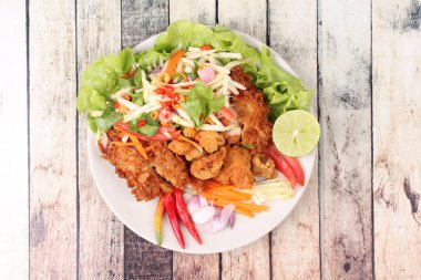 Rulo yeşil mango baharatlı kızarmış tavuk salatası .