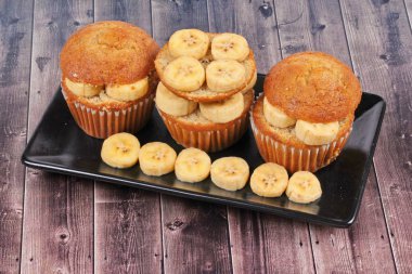 Ev yapımı muz pasta dilimlenmiş muz tepesinde.