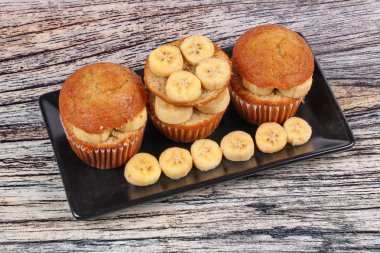 Ev yapımı muz pasta dilimlenmiş muz tepesinde.