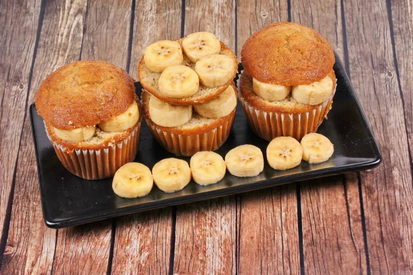 Ev yapımı muz pasta dilimlenmiş muz tepesinde.