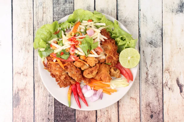 Rulo yeşil mango baharatlı kızarmış tavuk salatası .