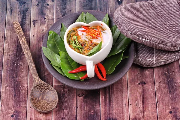 Kalp biçimli kap içinde akış balık köri .