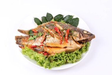 Tilapia balık köri kızarmış baharatlı ile tepesi.