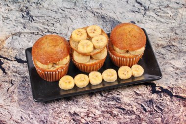 Ev yapımı muz pasta dilimlenmiş muz tepesinde.