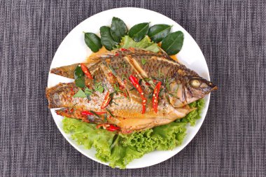Tilapia balık köri kızarmış baharatlı ile tepesi.
