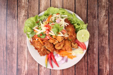 Rulo yeşil mango baharatlı kızarmış tavuk salatası .