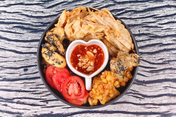 Postre frito de maíz, taro, gao niano y plátano  . — Foto de Stock