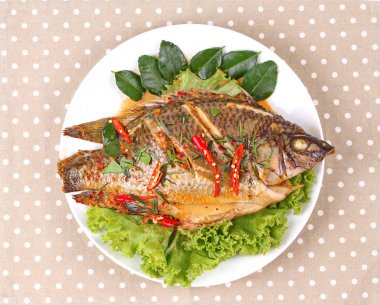 Tilapia balık köri kızarmış baharatlı ile tepesi.