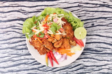 Rulo yeşil mango baharatlı kızarmış tavuk salatası .