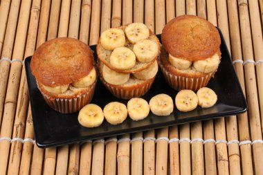 Ev yapımı muz pasta dilimlenmiş muz tepesinde.