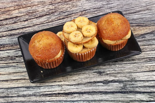 Hausgemachte Bananenkuchen garniert mit geschnittenen Bananen. — Stockfoto