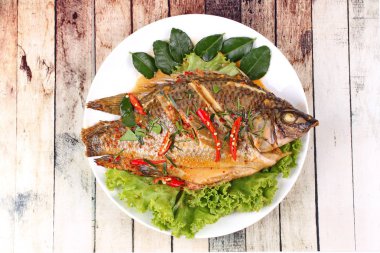 Tilapia balık köri kızarmış baharatlı ile tepesi.