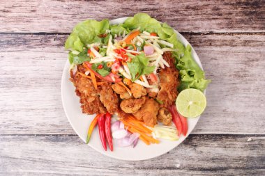 Rulo yeşil mango baharatlı kızarmış tavuk salatası .