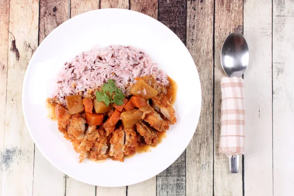 Arroz integral con pollo cubierto con curry amarillo japonés . — Foto de Stock