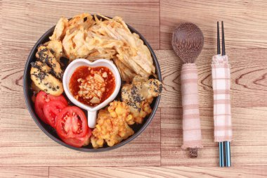 Derin yağda kızartılmış tatlı mısır, taro, nian gao ve muz .