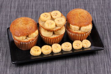 Ev yapımı muz pasta dilimlenmiş muz tepesinde.