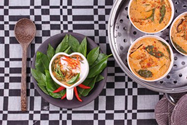 Kalp biçimli kap içinde akış balık köri .