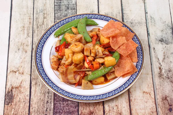 Meyve ve sebze ile kavrulmuş biber tabak karışık kızartma .