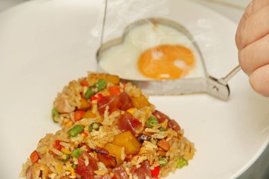 Kalp ile birlikte renkli Çin sosis kızarmış pirinç spawn.