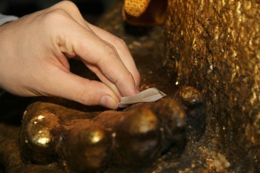 İbadet için altın yaldız altın varak Buddha için. Seçici odak.