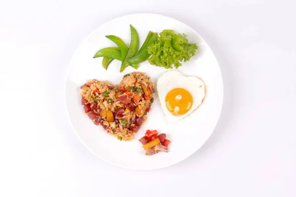 Çin sosis kızarmış pirinç ve güneşli yumurta kalp şekilleri.