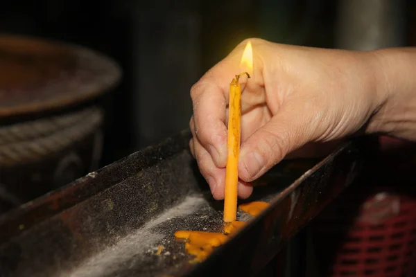 Kerze und Weihrauch für Buddha entzündet. Selektiver Fokus. — Stockfoto
