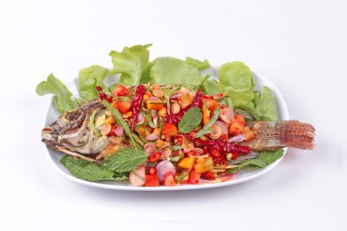 Bebek demirhindi yaprakları ile baharatlı ve ekşi kızarmış Tilapia salata .