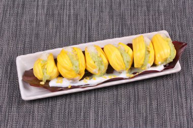 Nefesi şal yeşil ve beyaz yapışkan pirinç.