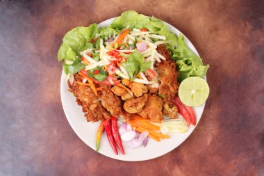 Rulo yeşil mango baharatlı kızarmış tavuk salatası .