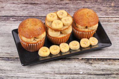 Ev yapımı muz pasta dilimlenmiş muz tepesinde.