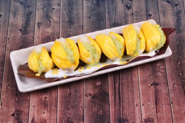 Nefesi şal yeşil ve beyaz yapışkan pirinç.