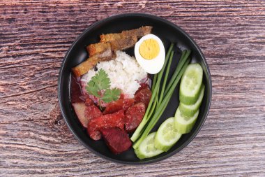 Yasemin pirinci et ve haşlanmış yumurta ile tepesinde kırmızı tatlı sos .