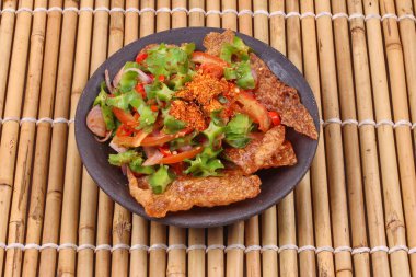 Baharatlı ekşi kanat fasulye salatası gevrek domuz eti ile hizmet .